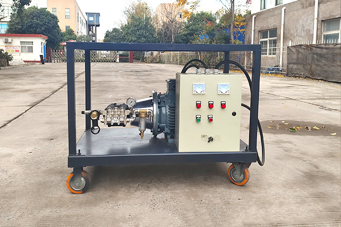 Explosion-proof high-pressure derusting cleaning machine